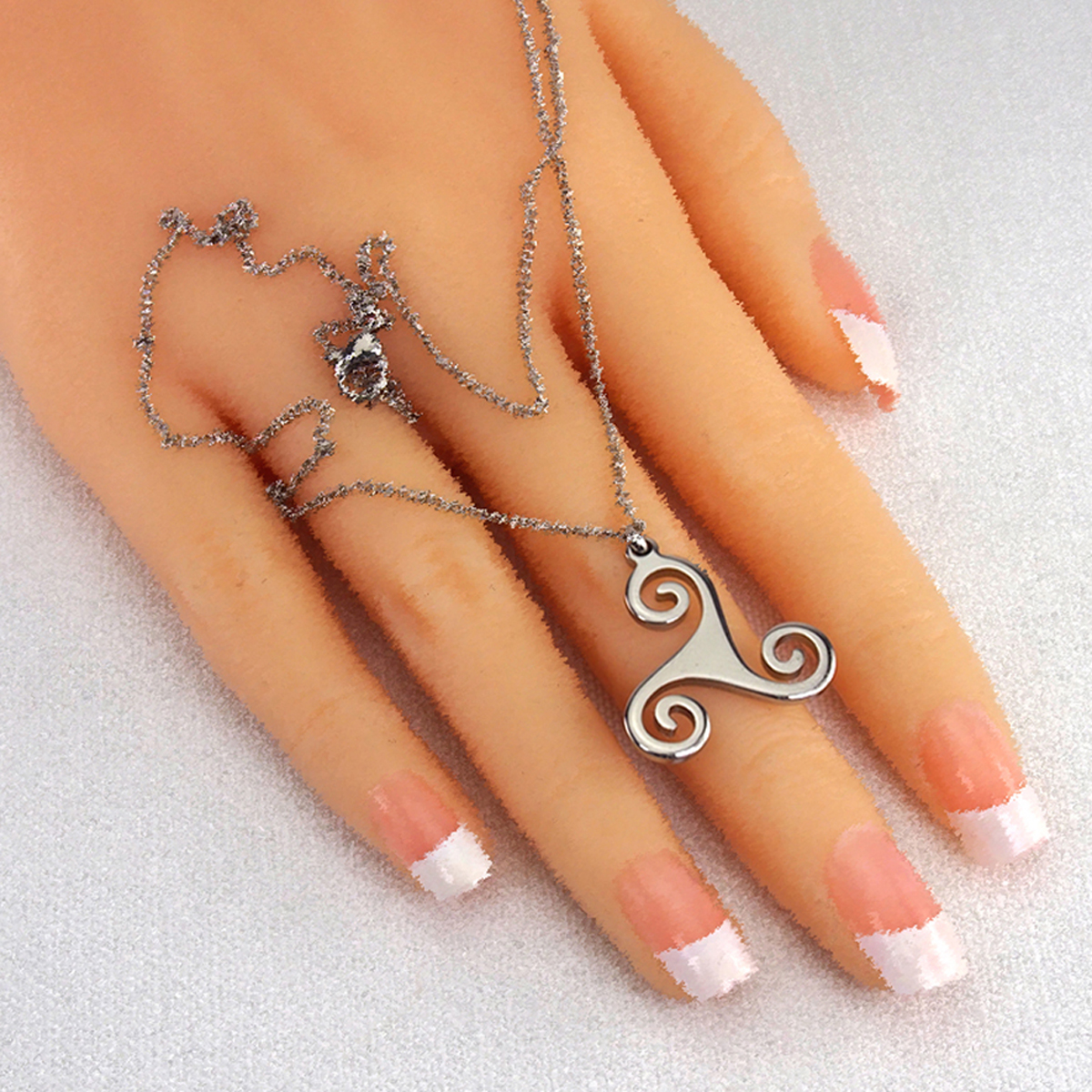 1278Z Triskele (triskelion) küçük çelik kolye   19 x 19 mm.