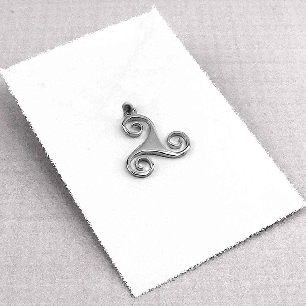 1278Z Triskele (triskelion) küçük çelik kolye   19 x 19 mm.