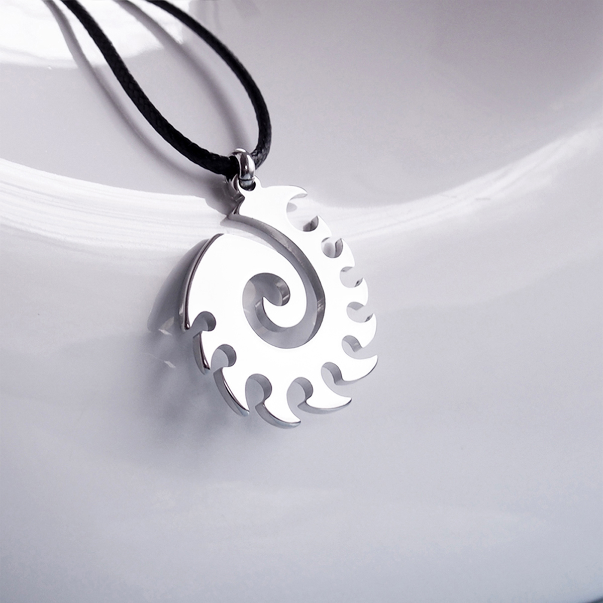 1381KU Tribal Güneş ve Spiral Motifli Çelik Kolye