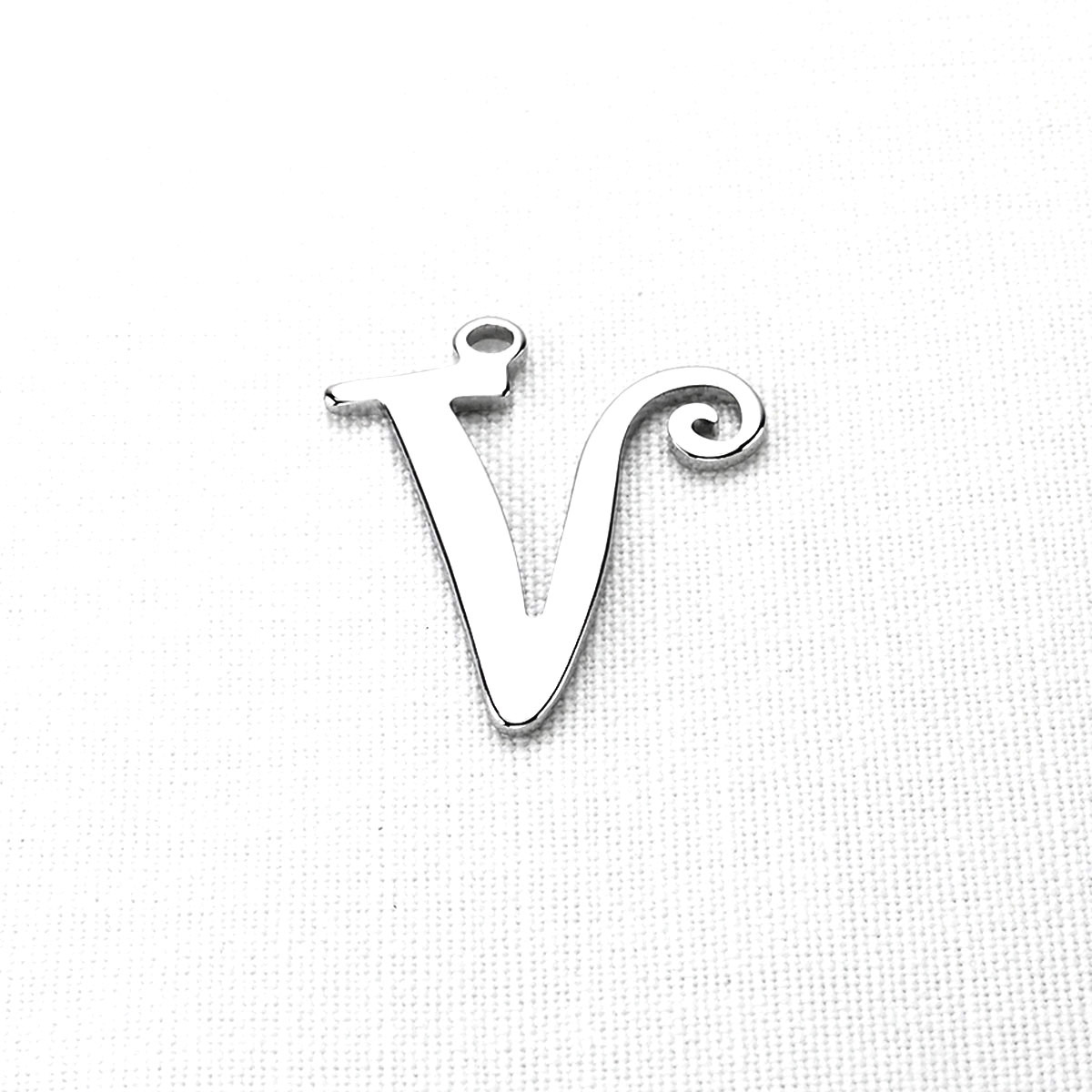 3226k V harfi (Yükseklik 3.5cm) çelik harf kolye