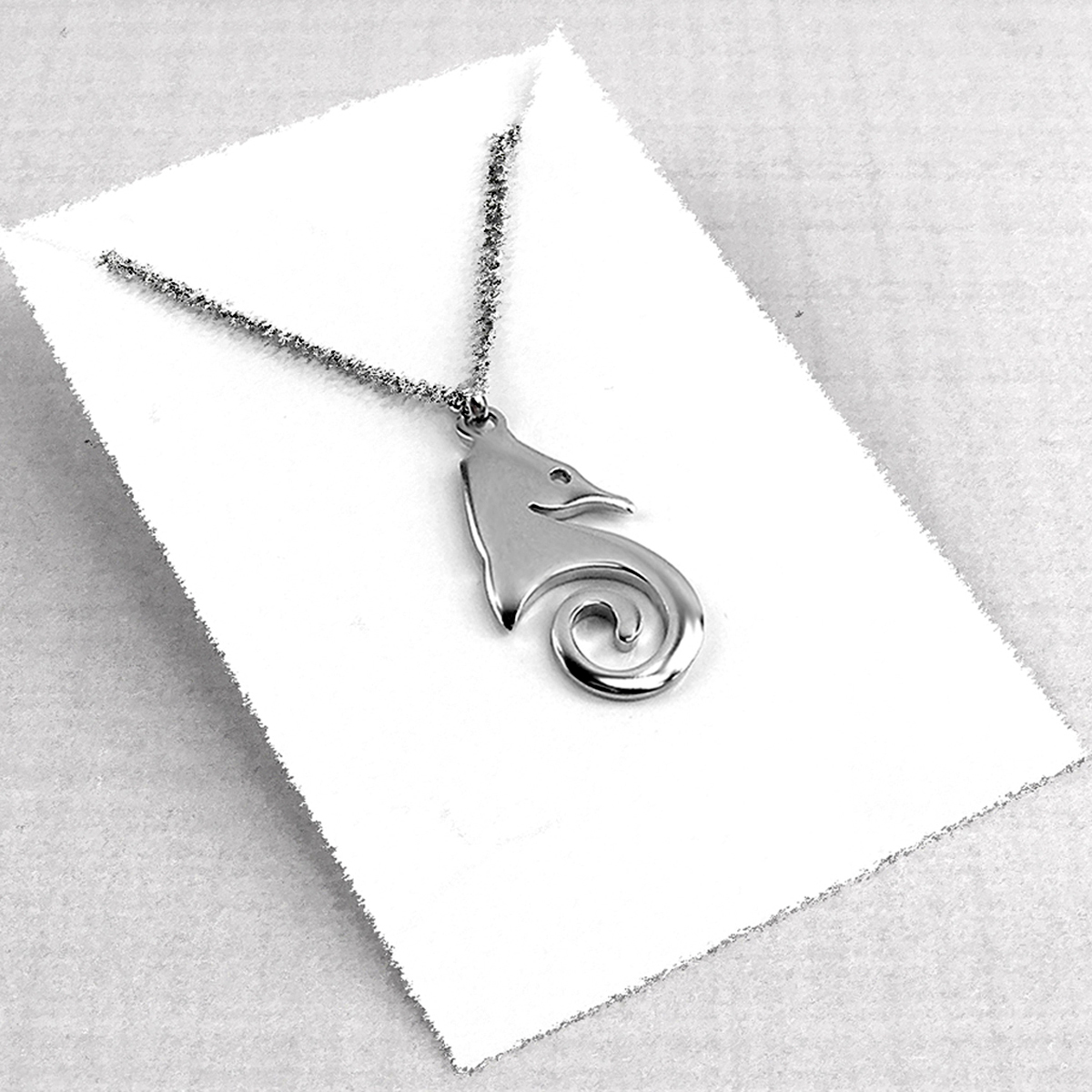 682Z Denizatı küçük çelik kolye  27 x 15 mm