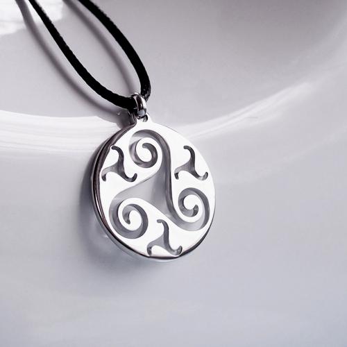 778UK Triskelion çelik kolye